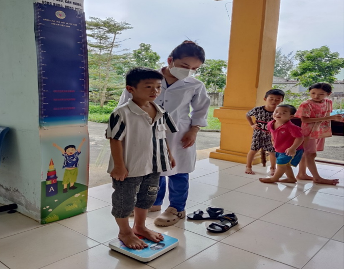 Trung tâm Y tế thành phố Đồng Hới tổ chức điều tra, đánh giá tình trạng dinh dưỡng cho trẻ từ 0 – 16 tuổi thuộc hộ nghèo, cận nghèo